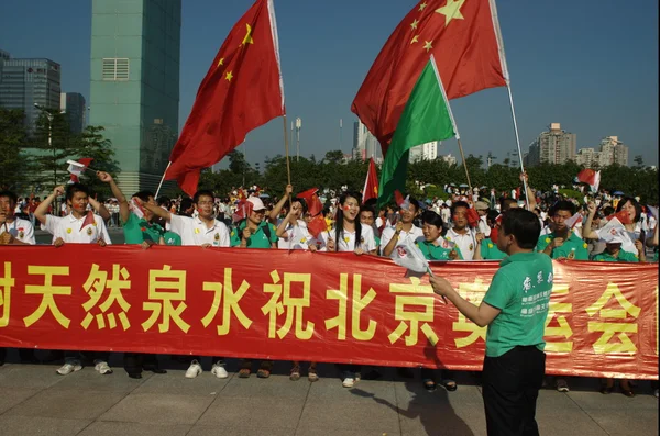 Čínská s vlajkami, fandění — Stock fotografie