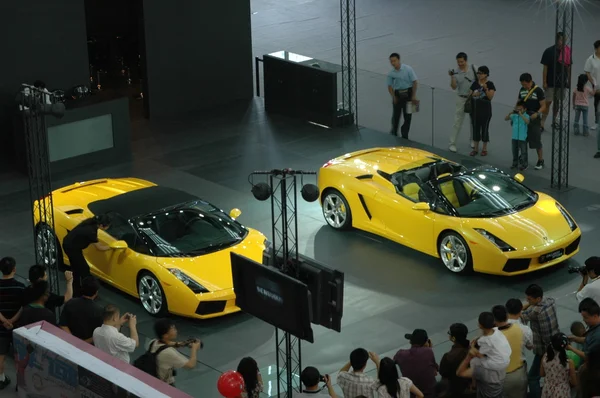 Visitantes durante la feria de automóviles - Shenzhen Moto — Foto de Stock