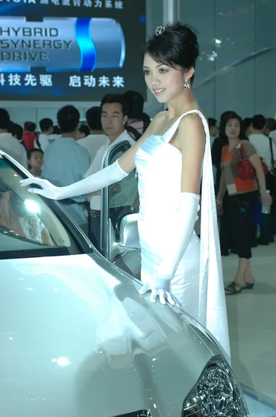 Chinese meisjes, modellen van auto show — Stockfoto