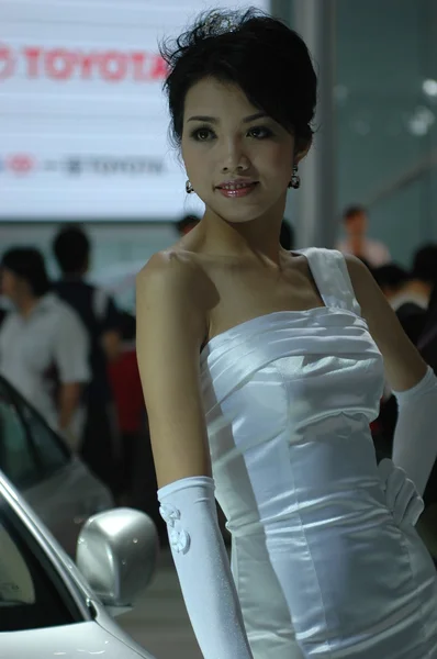 중국 여자, 모델 자동차 쇼에서 — 스톡 사진