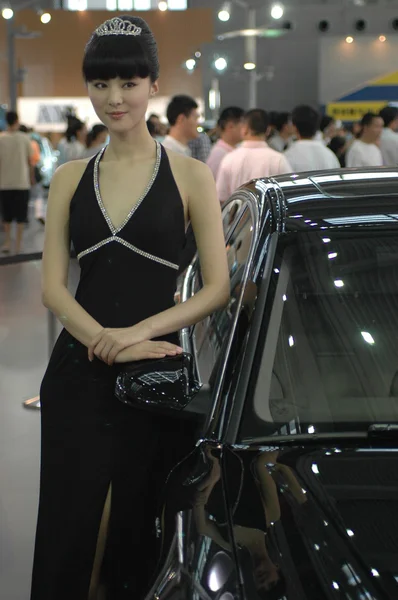 Chicas chinas, modelos de espectáculo de coches — Foto de Stock