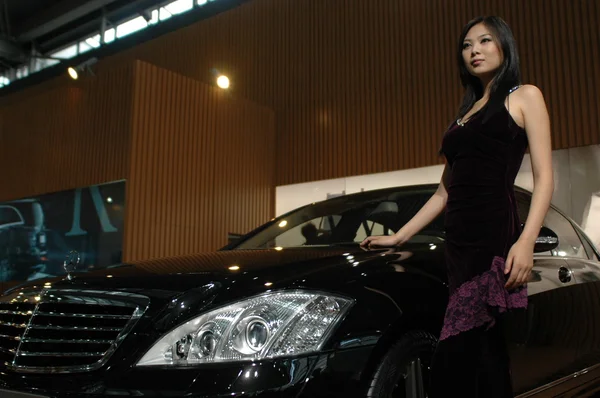 Chicas chinas, modelos de espectáculo de coches —  Fotos de Stock