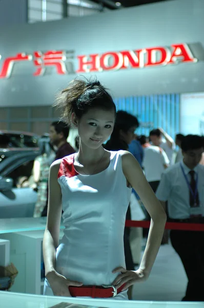 Meninas chinesas, modelos de show de carro — Fotografia de Stock