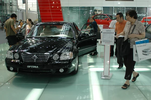 Visitantes durante la feria de automóviles - Shenzhen Moto — Foto de Stock