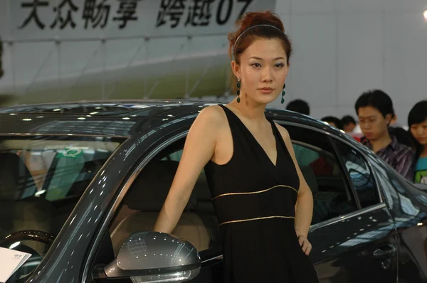 Meninas chinesas, modelos de show de carro — Fotografia de Stock