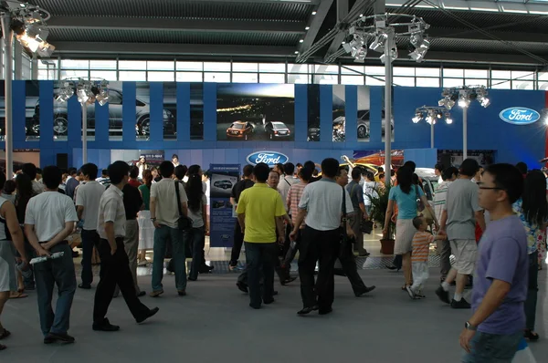 Відвідувачів під час показу авто - мото Шеньчжень — стокове фото