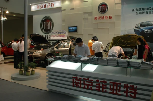 Bezoekers tijdens auto show - shenzhen moto — Stockfoto