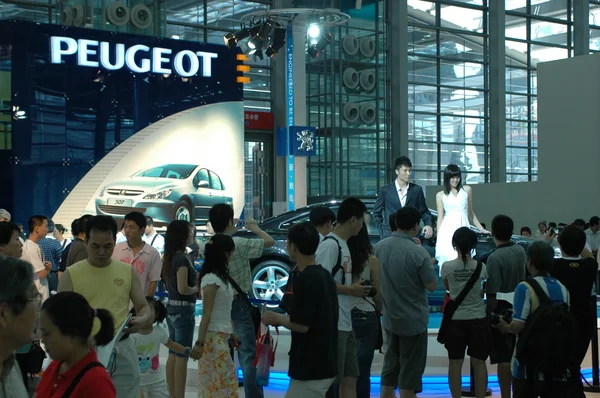 Visiteurs pendant le salon automobile - Shenzhen Moto — Photo