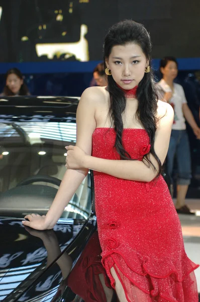 Ragazze cinesi, modelli da esposizione di auto — Foto Stock