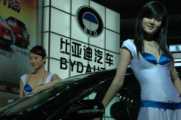 중국 여자, 모델 자동차 쇼에서 — 스톡 사진
