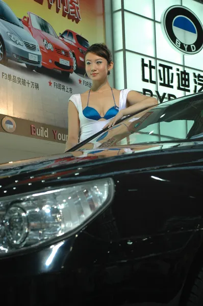 Meninas chinesas, modelos de show de carro — Fotografia de Stock