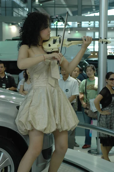 Meninas chinesas, modelos de show de carro — Fotografia de Stock