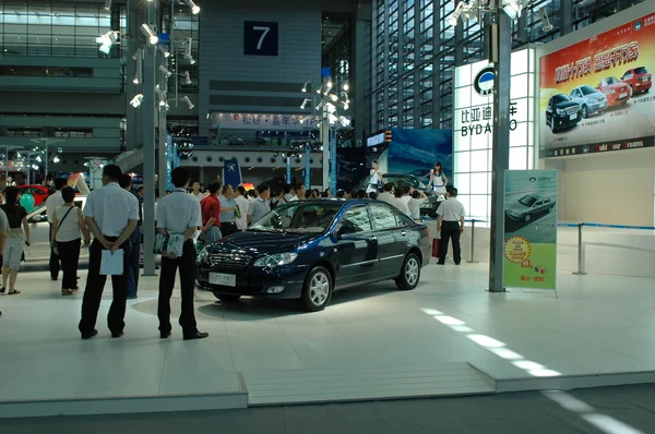 Visitantes durante la feria de automóviles - Shenzhen Moto — Foto de Stock