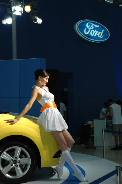 Kinesiska flickor, modellerar från car show — Stockfoto