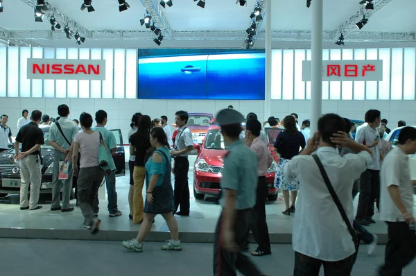 Visitatori durante il salone dell'auto - Shenzhen Moto — Foto Stock