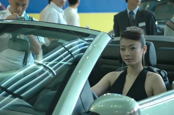 Meninas chinesas, modelos de show de carro — Fotografia de Stock