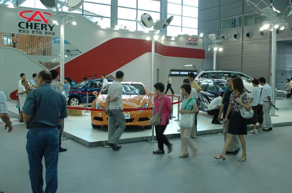 Visiteurs pendant le salon automobile - Shenzhen Moto — Photo