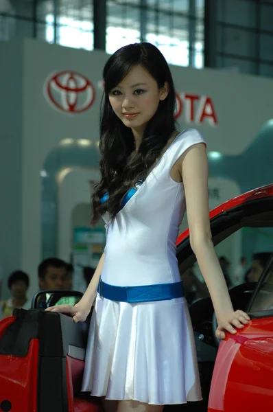 中国の女の子、車のショーからのモデル — ストック写真