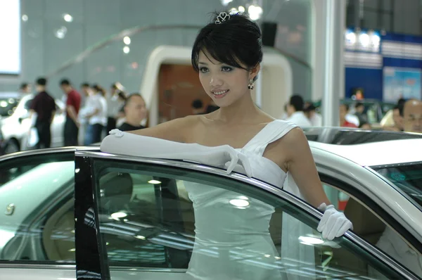 Meninas chinesas, modelos de show de carro — Fotografia de Stock