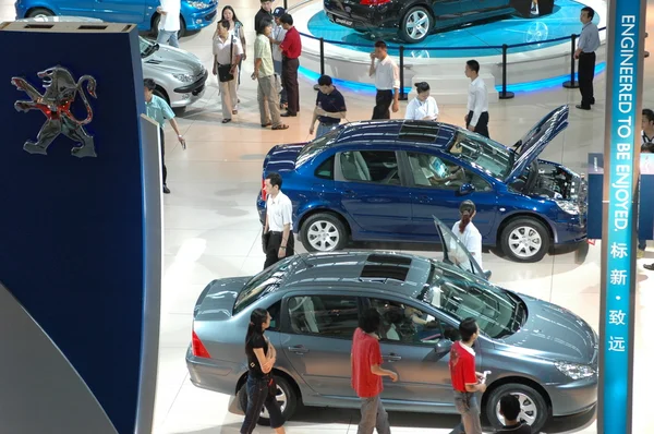 Відвідувачів під час показу авто - мото Шеньчжень — стокове фото