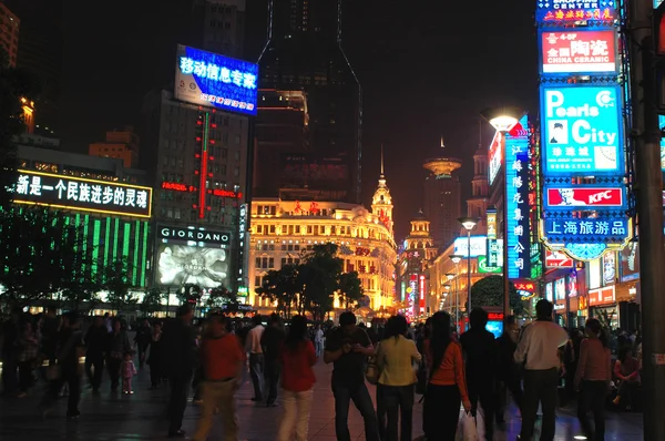 Shanghai - Nanjing Road pe timp de noapte — Fotografie, imagine de stoc