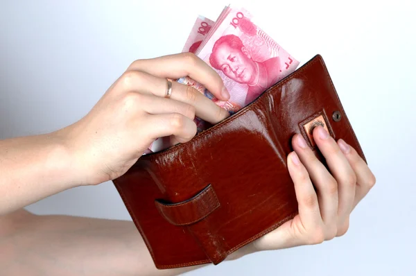 中国のお金と財布を保持 ストック画像