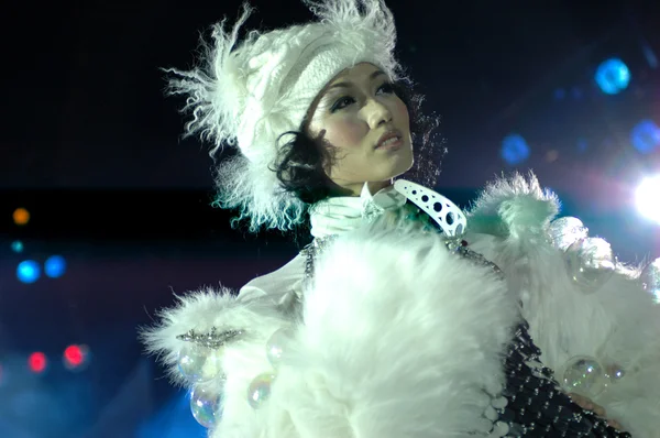 Kinesisk flicka i vit päls - modevisning — Stockfoto