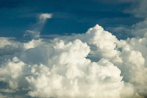 Belas nuvens e céu azul — Fotografia de Stock