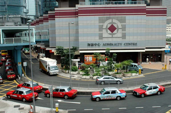 Hongkong, city center - Admirality. Street scene with taxis waiting in queue. — Stock Photo, Image