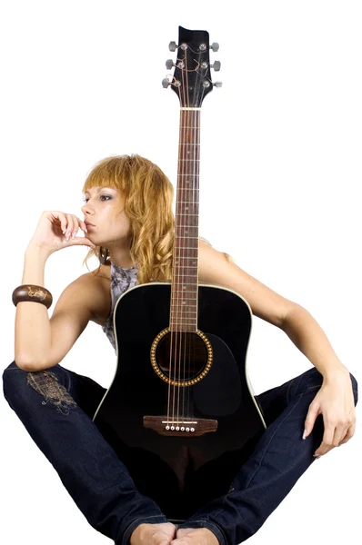 Gitar ile oturuyor — Stok fotoğraf