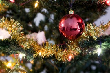 geleneksel Noel ağacı süsle