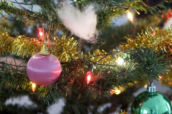Tradiční vánoční strom dekorace — Stock fotografie