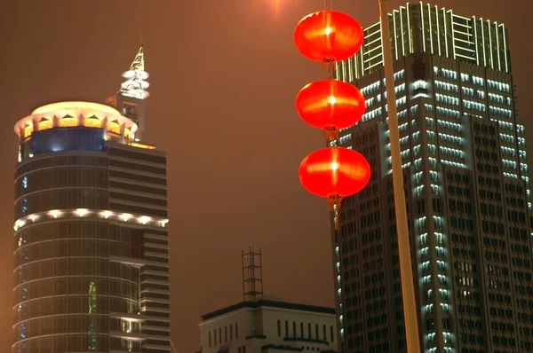 Dagens by Shenzhen med røde lanterner – stockfoto