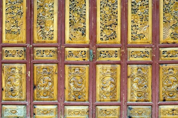 Porta de madeira em estilo antigo — Fotografia de Stock