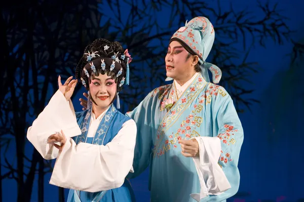 中国オペラ - 幸せな結婚のカップル — ストック写真