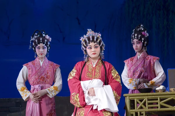Ópera china - reina y sirvientes — Foto de Stock