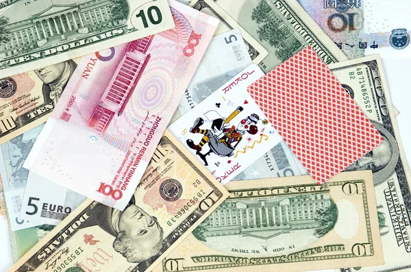 Farklı banknot ve joker kart — Stok fotoğraf