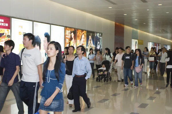 Vacaciones de trabajo en China, multitud de tiendas — Foto de Stock