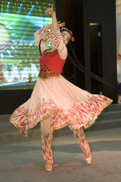 Feria Cultural de China en Shenzhen - XinJiang bailarina — Foto de Stock
