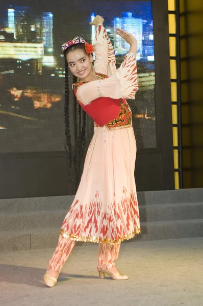 Foire culturelle de la Chine à Shenzhen - danseuse XinJiang — Photo