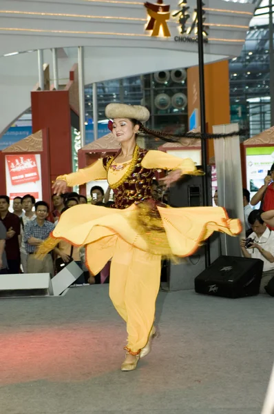 Κίνα πολιτιστικό δίκαιο σε Σενζέν - χορευτής xinjiang — Φωτογραφία Αρχείου