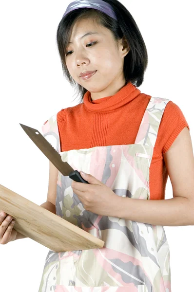 Молодая девушка готовит, режет — стоковое фото