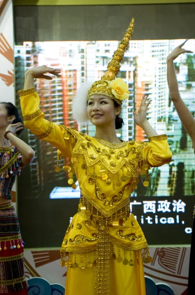 Feira Cultural da China - meninas promovendo província de Guangxi — Fotografia de Stock