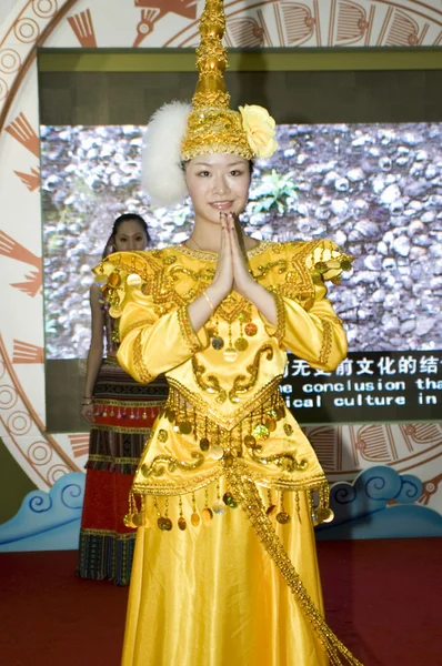 Feria Cultural de China - niñas promoviendo la provincia de Guangxi — Foto de Stock