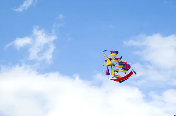 Céu azul com pipa em forma de navio — Fotografia de Stock