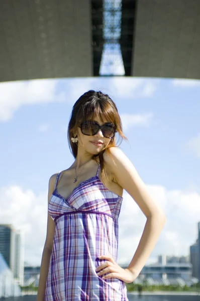 Fashionabla kinesisk flicka i staden — Stockfoto