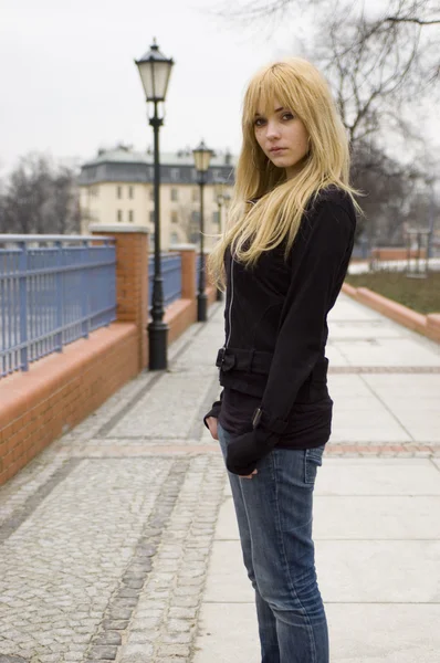 sarışın, şirin genç