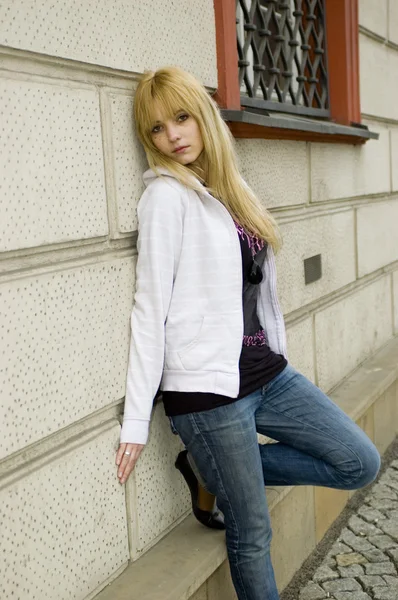 Blond, hübscher teenager — Stockfoto