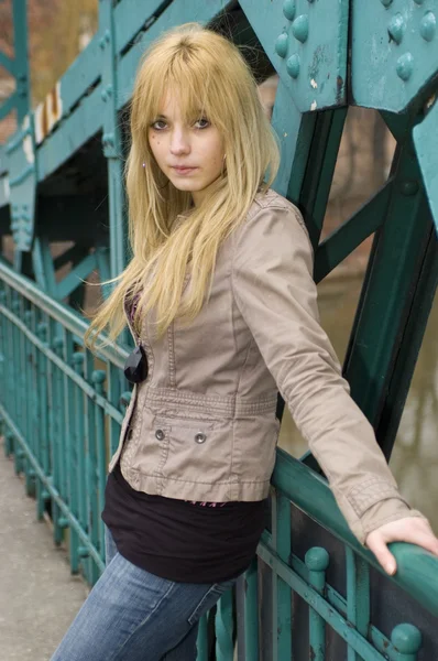 Blond, hübscher teenager — Stockfoto