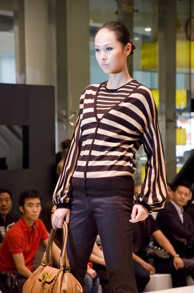 Kinesiska modeller i shenzhen fashion week — Stockfoto